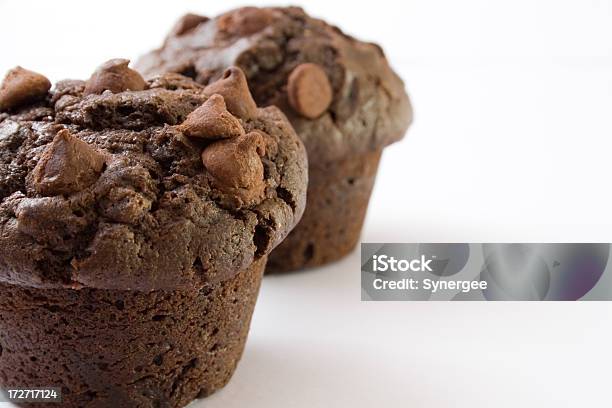 Muffins De Chocolate - Fotografias de stock e mais imagens de Muffin com Pedaços de Chocolate - Muffin com Pedaços de Chocolate, Alimentação Não-saudável, Assado no Forno