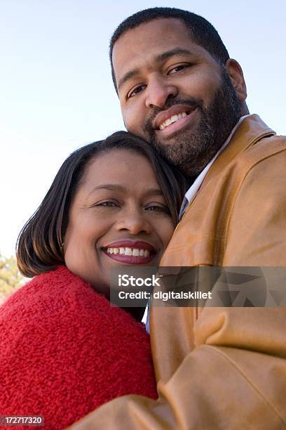 Casal Afroamericano - Fotografias de stock e mais imagens de Abraçar - Abraçar, Afro-americano, Ao Ar Livre