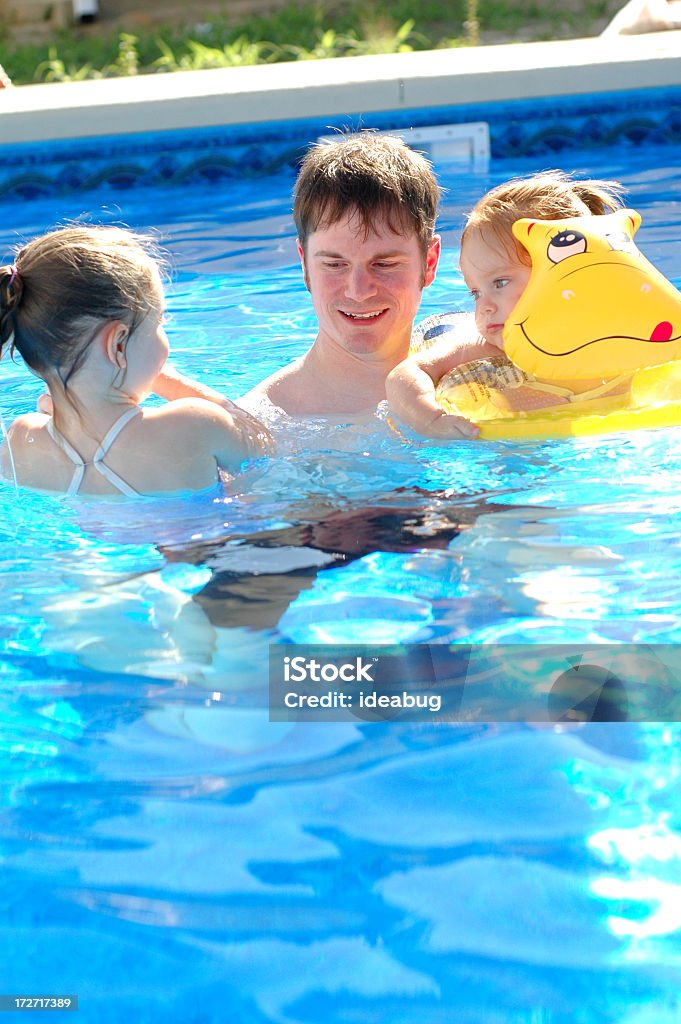 Mädchen, die Spaß im Pool mit Papa - Lizenzfrei Familie Stock-Foto