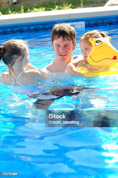 Mädchen Die Spaß Im Pool Mit Papa Stockfoto und mehr Bilder von Familie - Familie, Schwimmbecken, Sommer