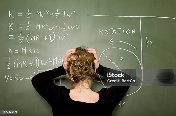 Mädchen Ist Die Lösung Eines Problems Auf Die Tafel Mathematische Stockfoto und mehr Bilder von Komplexität