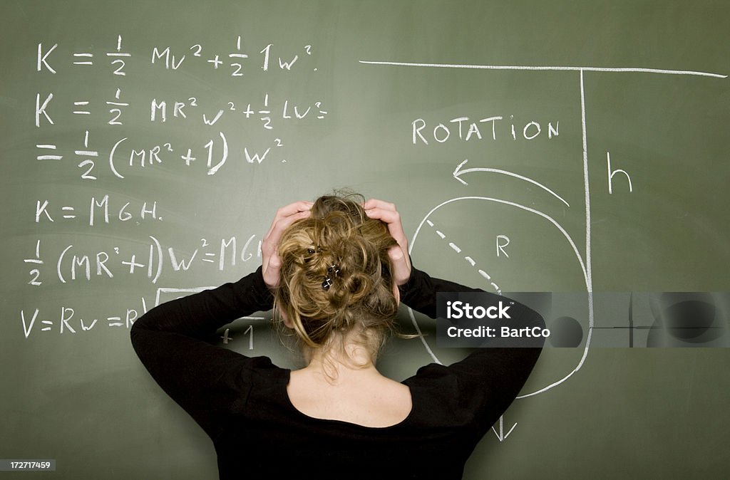 Ragazza è la risoluzione di un problema di matematica su lavagna - Foto stock royalty-free di Complessità