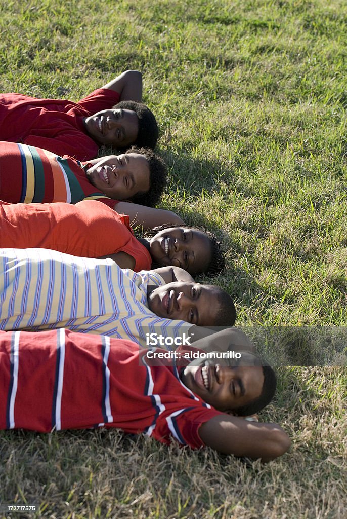 Friends lying down in formation - Royalty-free Aanhankelijk Stockfoto