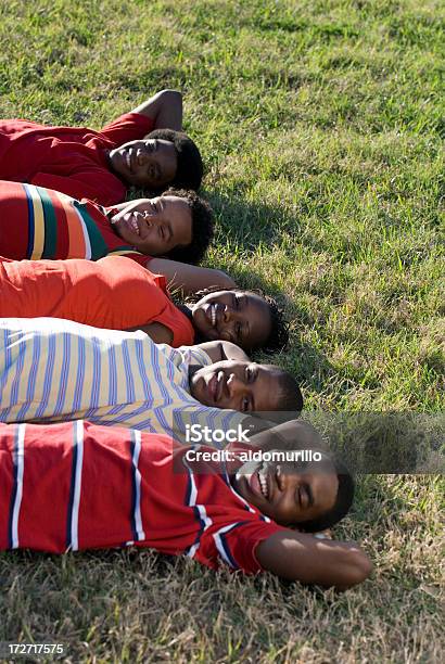Friends Lying Down In Formation Stockfoto en meer beelden van Aanhankelijk - Aanhankelijk, Afrikaanse etniciteit, Alleen volwassenen