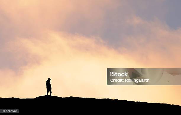 Photo libre de droit de Walker Au Coucher Du Soleil banque d'images et plus d'images libres de droit de Admirer le paysage - Admirer le paysage, Adulte, Alpinisme