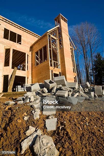 Escombros Strewn Local - Fotografias de stock e mais imagens de Armação de Construção - Armação de Construção, Azul, Betão