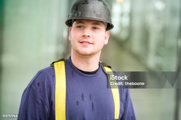 Trabajador De Construcción Foto de stock y más banco de imágenes de Lluvia - Lluvia, Trabajador de construcción, 18-19 años