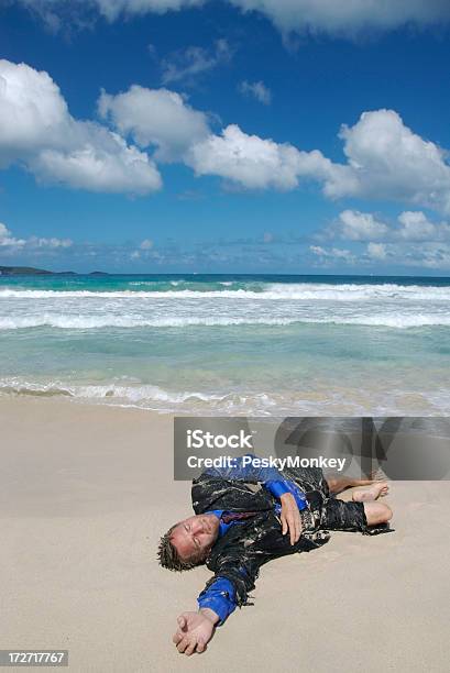 Náufrago Empresário Está Lavado Em Terra - Fotografias de stock e mais imagens de Homens - Homens, Morto, Praia