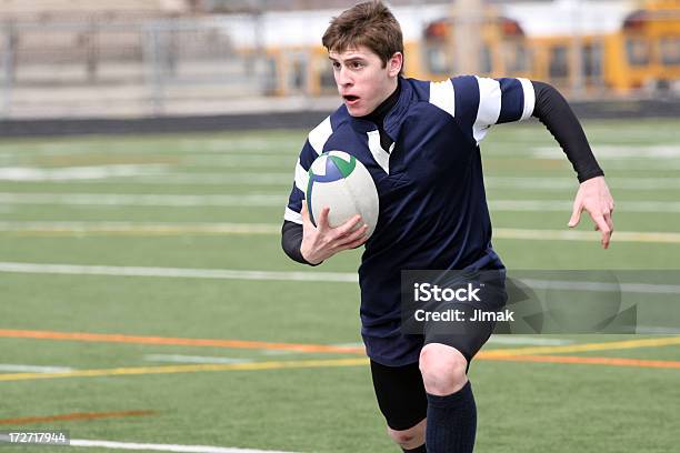 Rugby 1 Execução - Fotografias de stock e mais imagens de Râguebi - Desporto - Râguebi - Desporto, Criança, Adolescente