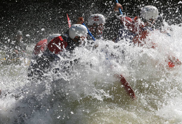 boaters batalla - white water rafting fotos fotografías e imágenes de stock