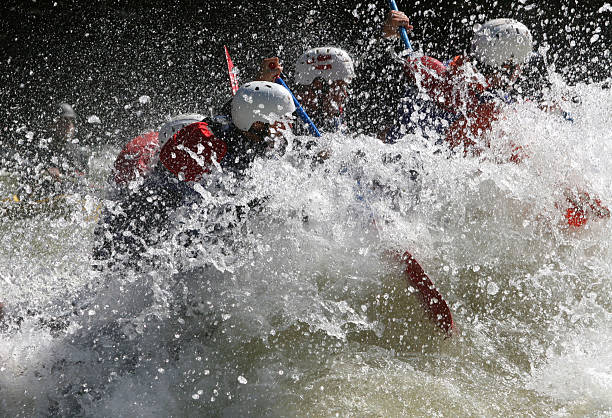 boaters битва - white water rafting фотографии стоковые фото и изображения
