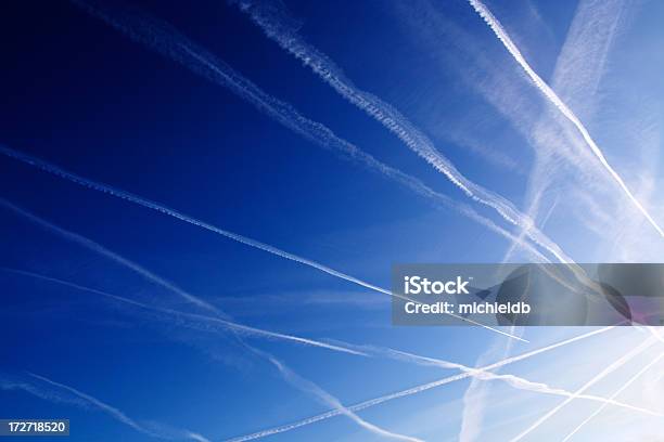 Contrail Fondo Foto de stock y más banco de imágenes de Estela de vapor - Estela de vapor, Avión, Gas de efecto invernadero