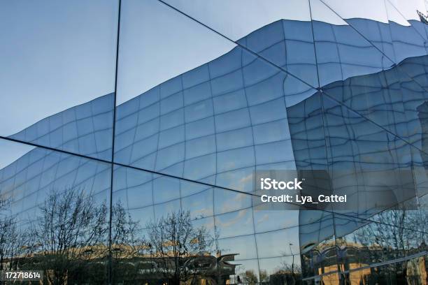 Foto de Reflexo Em Um Edifício De Escritórios 8 e mais fotos de stock de Abstrato - Abstrato, Amsterdã, Arquitetura