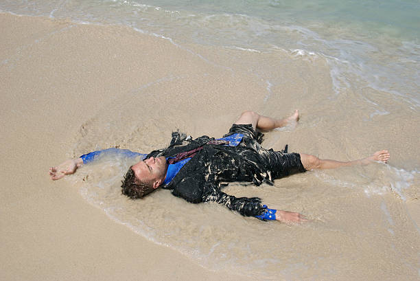 annegamento naufrago uomo d'affari seduti in onde - stranded beached beach businessman foto e immagini stock