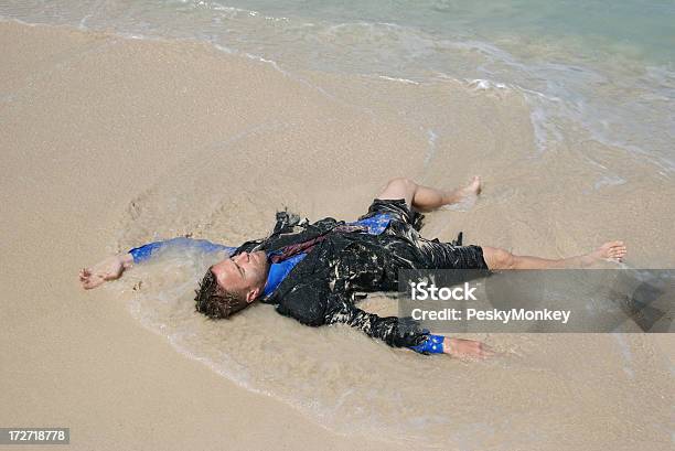 Drowned 캐스트어웨이 사업가 라잉 있는 스택스 해변에 대한 스톡 사진 및 기타 이미지 - 해변, 남자, 죽음-물리적 묘사