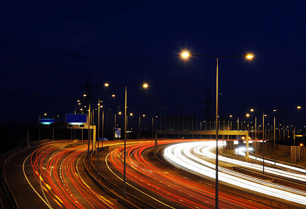 manchester hora do rush - single word lighting equipment illuminated photographic effects - fotografias e filmes do acervo