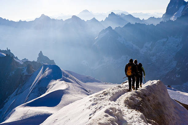 climbers on mountain ridge - aiguille de midi dağı stok fotoğraflar ve resimler