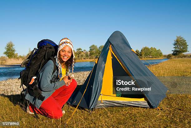 Viajar Como Mochilero Foto de stock y más banco de imágenes de Actividades recreativas - Actividades recreativas, Adulto, Adulto joven