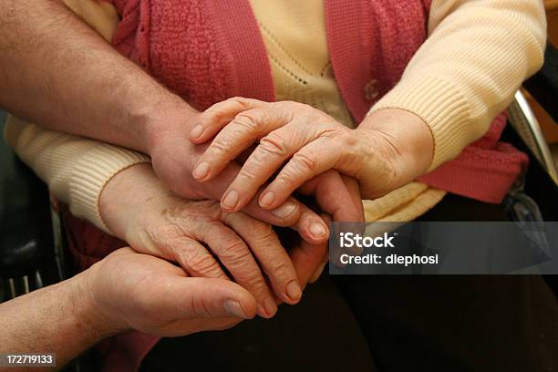 Zuwendung - Fotografias de stock e mais imagens de Consolar - Consolar, Cumprimentar, Dedo Indicador