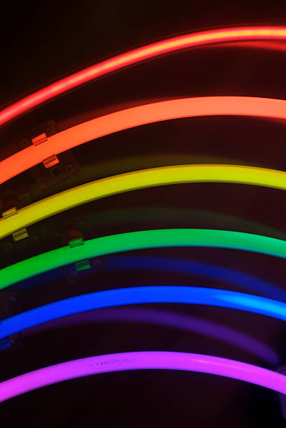 luci al neon arcobaleno rosso arancio verde blu giallo viola - neon light rainbow bright gay pride foto e immagini stock