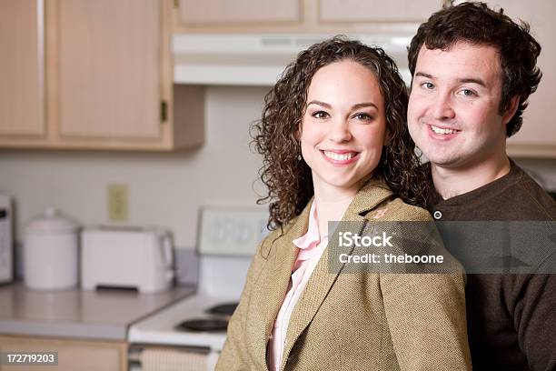 Pareja Joven Casado Foto de stock y más banco de imágenes de 18-19 años - 18-19 años, 20-24 años, Abrazar