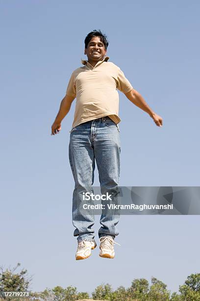Foto de Indo De Jovem Homem Indiano Masculinos Saltos Em Uma Alegria e mais fotos de stock de 25-30 Anos