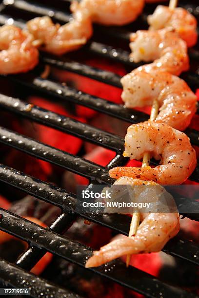 Foto de Cooking Espetinhos De Camarão Com Molho De Churrasco Ao Ar Livre e mais fotos de stock de Camarão - Frutos do Mar