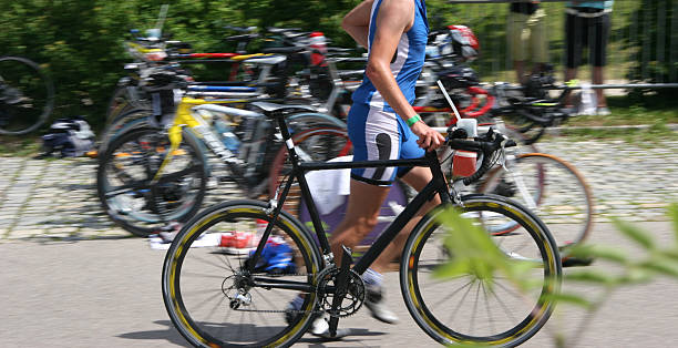 triatlo de transição - racing bicycle cyclist sports race panning imagens e fotografias de stock