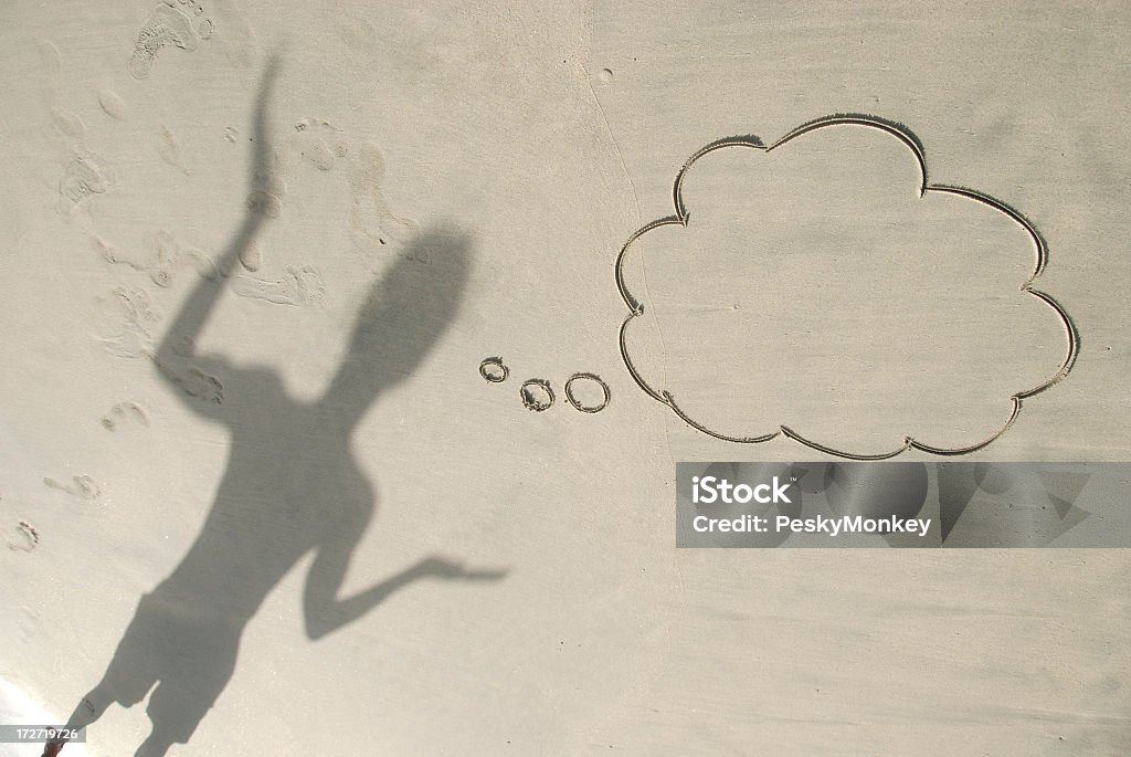 Sombra do Homem pensando com balão de pensamento em pé na areia - Foto de stock de Areia royalty-free