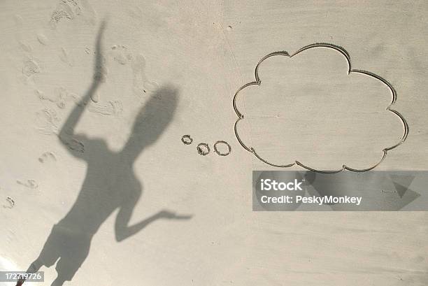 Foto de Sombra Do Homem Pensando Com Balão De Pensamento Em Pé Na Areia e mais fotos de stock de Areia