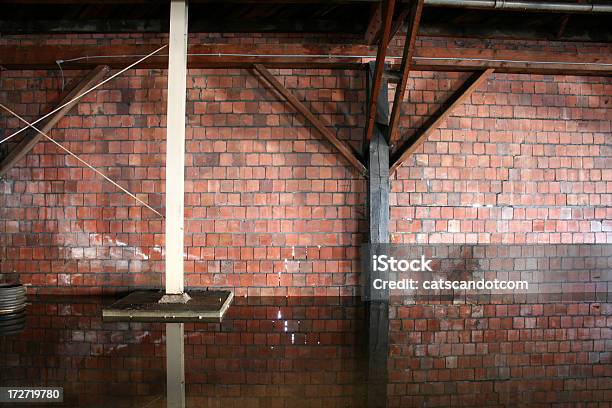 満ちた工場のレンガの壁木製のサポート - 暗いのストックフォトや画像を多数ご用意 - 暗い, 煉瓦, 背景