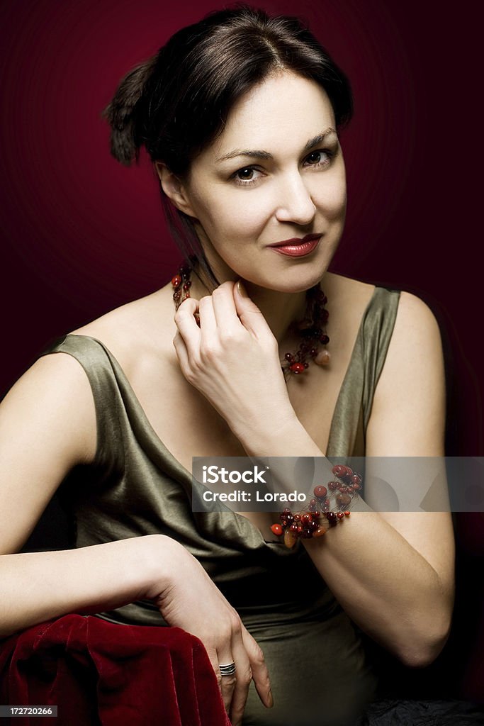 Donna con bracciale rosso - Foto stock royalty-free di 25-29 anni