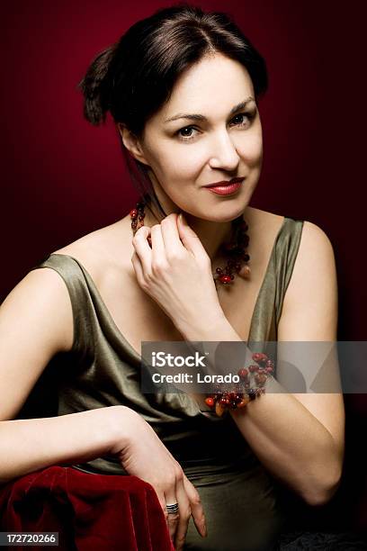 Donna Con Bracciale Rosso - Fotografie stock e altre immagini di 25-29 anni - 25-29 anni, 30-34 anni, Abbigliamento