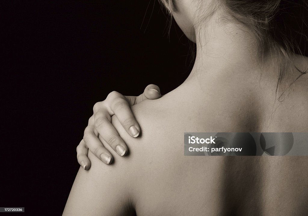 Mano sulla spalla - Foto stock royalty-free di A petto nudo
