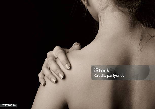 Рука На Плече — стоковые фотографии и другие картинки Женщины - Женщины, С открытой грудью, Только одна женщина