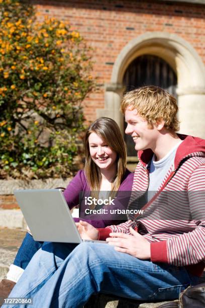 Foto de Estudo De Diversão e mais fotos de stock de Adulto - Adulto, Aluno de Universidade, Amizade