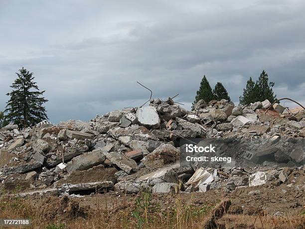 Foto de Edifício De Demolição e mais fotos de stock de Concreto - Concreto, Obra, Ajardinado