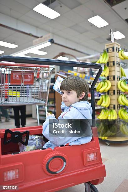 Niño En El Supermercado Con Una Cesta De Compras Foto de stock y más banco de imágenes de Cara humana - Cara humana, Carrito de la compra, De ascendencia europea