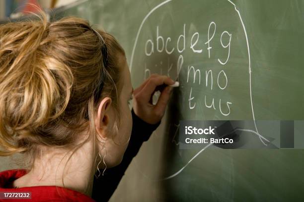 Menina Escrevendo No Quadro Negro - Fotografias de stock e mais imagens de Letra L - Letra L, Alfabeto, Criança