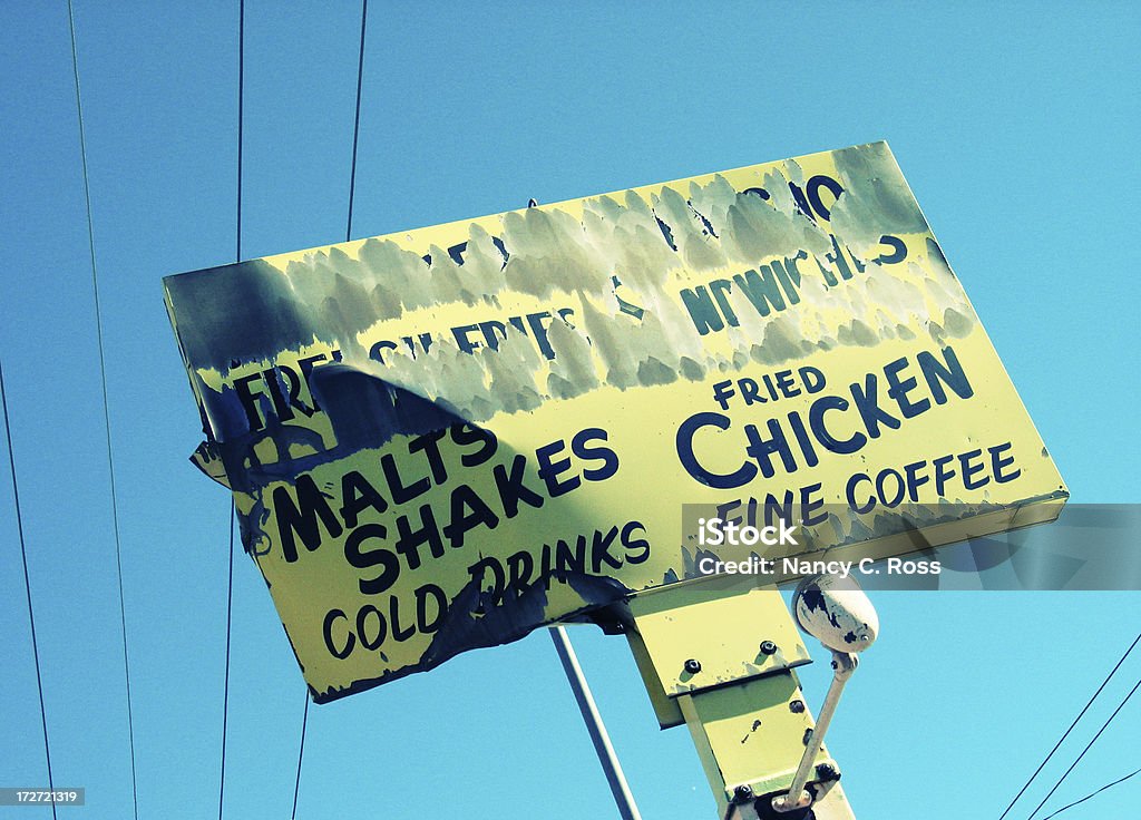 Schild und Retro-Diner im Stil der 50er Jahre, Peeling Paint, gebratener-Huhn, Malt, Milch-Shake - Lizenzfrei Schild Stock-Foto