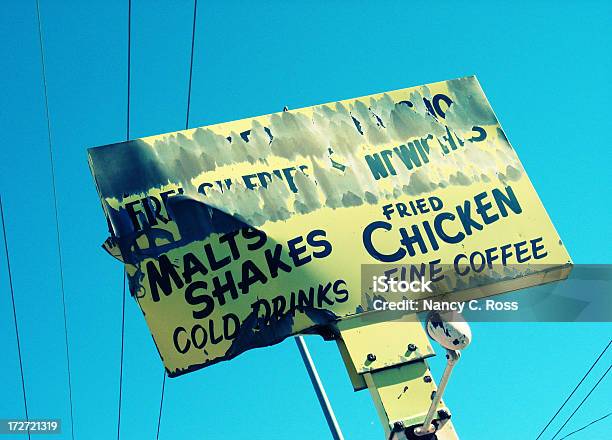 Schild Und Retrodiner Im Stil Der 50er Jahre Peeling Paint Gebratenerhuhn Malt Milchshake Stockfoto und mehr Bilder von Schild