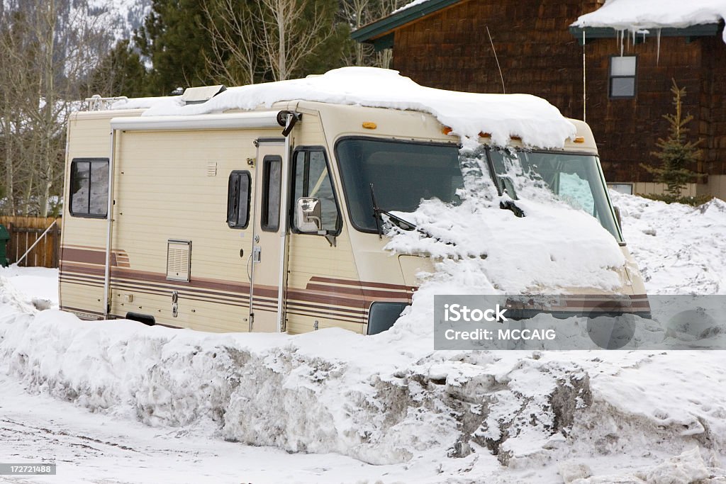 Зимние rv trip - Стоковые фото Дом на колёсах роялти-фри