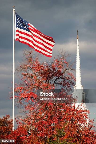 Foto de Igreja Americano e mais fotos de stock de Bandeira - Bandeira, Bandeira Norte-Americana, Campanário - Característica arquitetônica