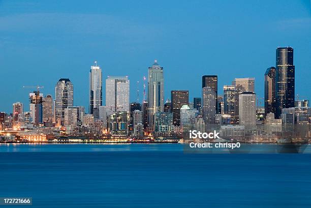 Skyline Di Seattle Al Crepuscolo - Fotografie stock e altre immagini di Acqua - Acqua, Ambientazione esterna, Architettura