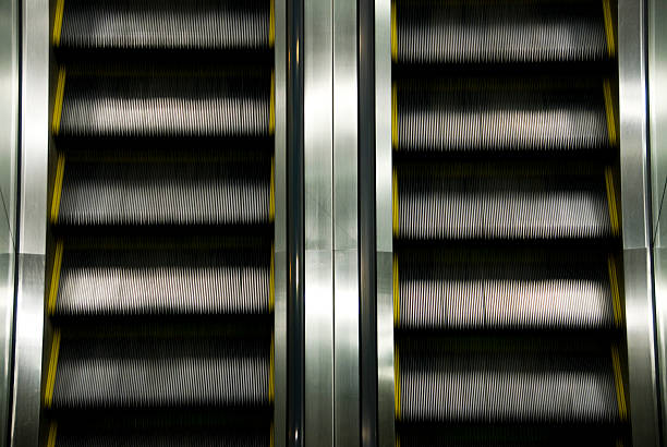 escadas rolantes em movimento - escalator automated built structure moving down - fotografias e filmes do acervo