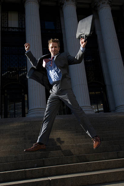 hombre en traje con maletín a pasos agigantados attache pasos - courthouse staircase politician business fotografías e imágenes de stock