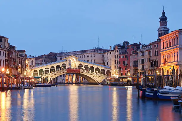Rialto bridge at night (Venice, Italy).