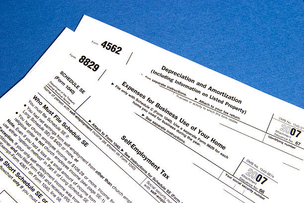 미국 세금 양식을 자체 고용 - tax form tax finance deductions 뉴스 사진 이미지