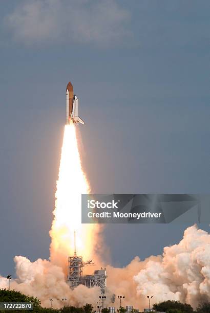 Lanzamiento Del Transbordador Espacial Foto de stock y más banco de imágenes de Despegar - Aviones - Despegar - Aviones, Transbordador espacial, Espacio exterior