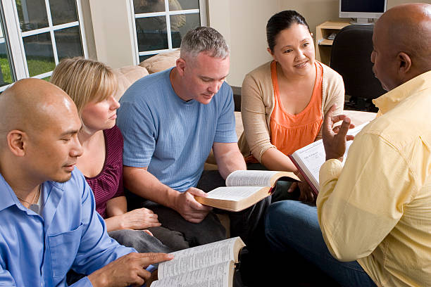 gruppo eterogeneo di persone - small group of people group of people talking bible foto e immagini stock